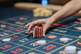 Người chơi thưởng thức nhiều loại game thể thao và casino tại kuwin88 trên điện thoại